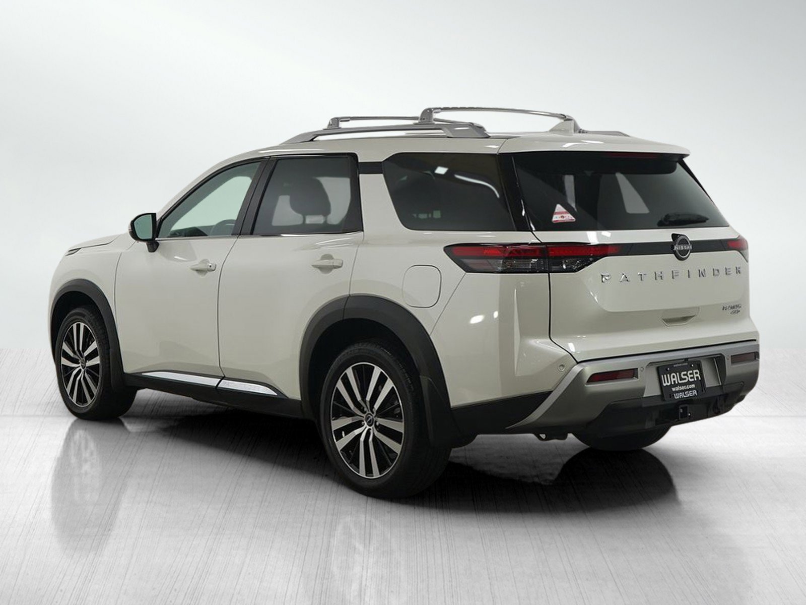 2023 Nissan Pathfinder Platinum photo 3