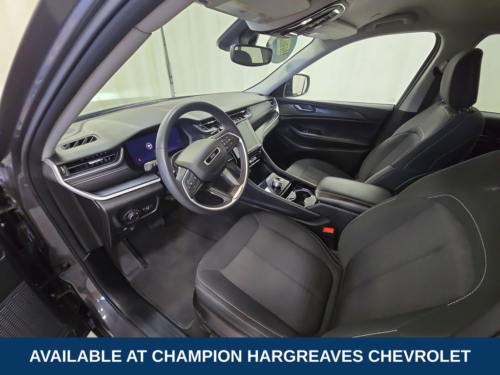 2023 Jeep Grand Cherokee Laredo photo 9