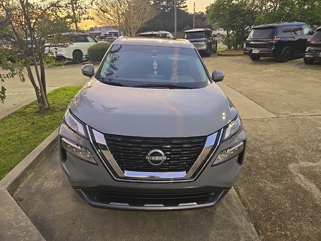 2022 Nissan Rogue SL photo 2