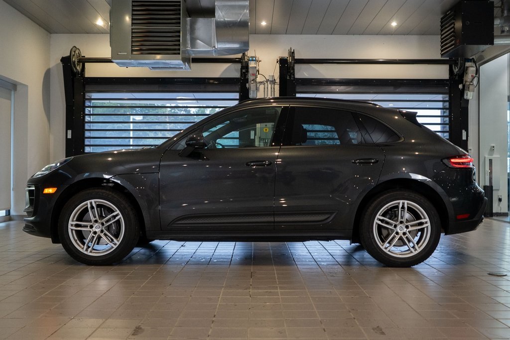 2025 Porsche Macan Base photo 2