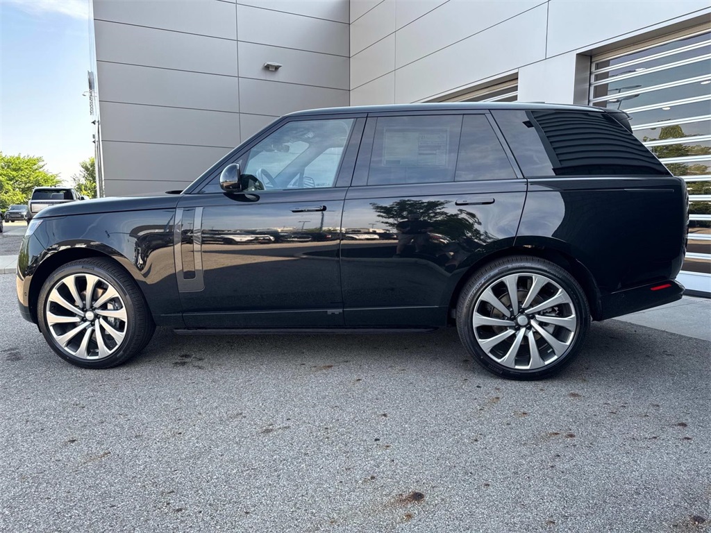 2025 Land Rover Range Rover SE photo 4