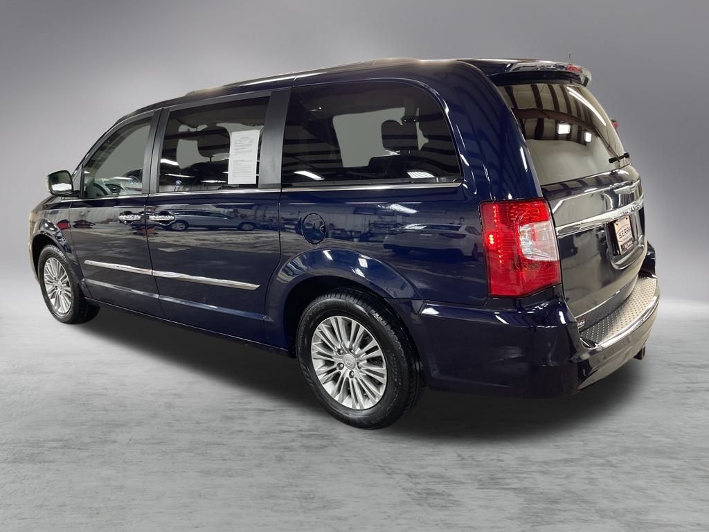 2016 Chrysler Town & Country photo 3