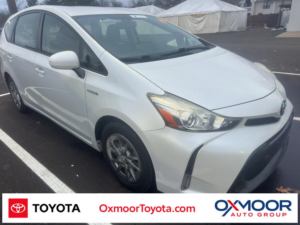 2016 Toyota Prius v Four's photo