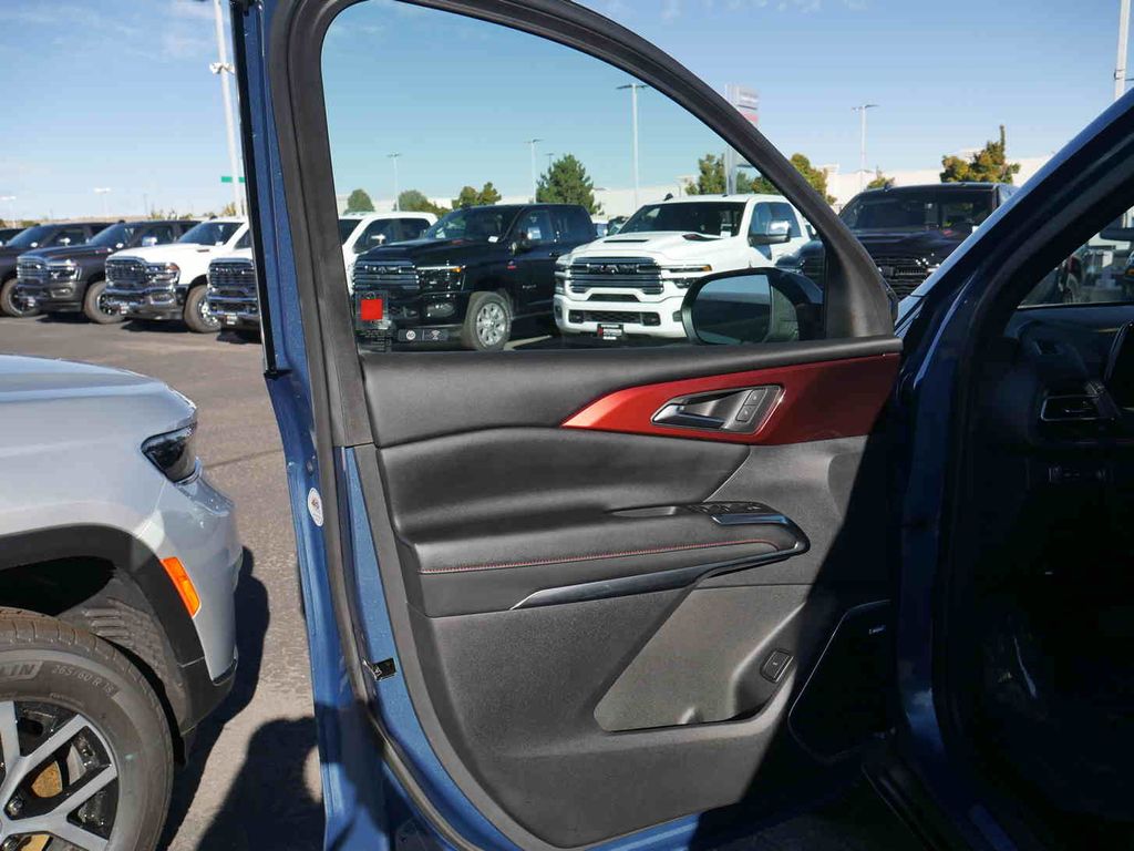 2024 Chevrolet Traverse Z71 photo 28