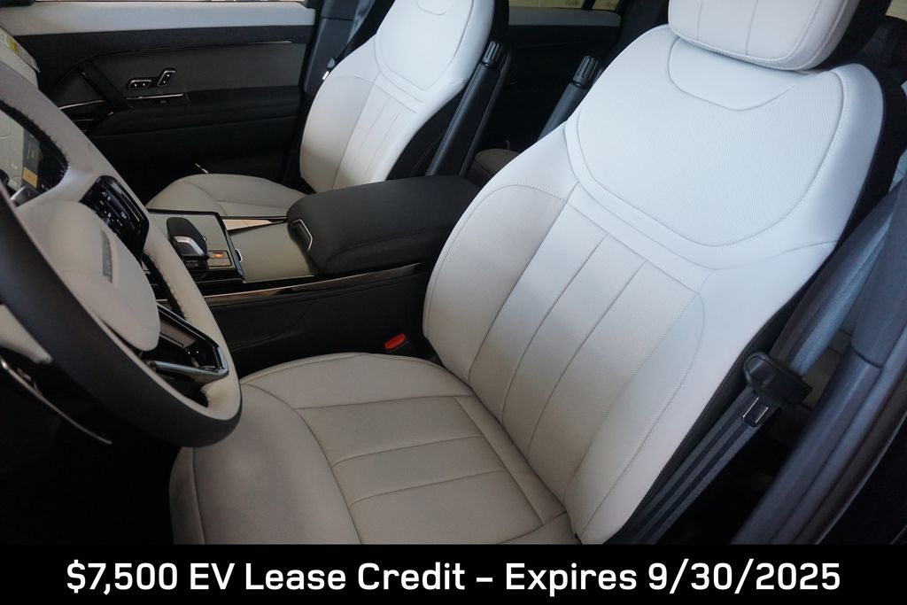 2025 Land Rover Range Rover Sport SE photo 18