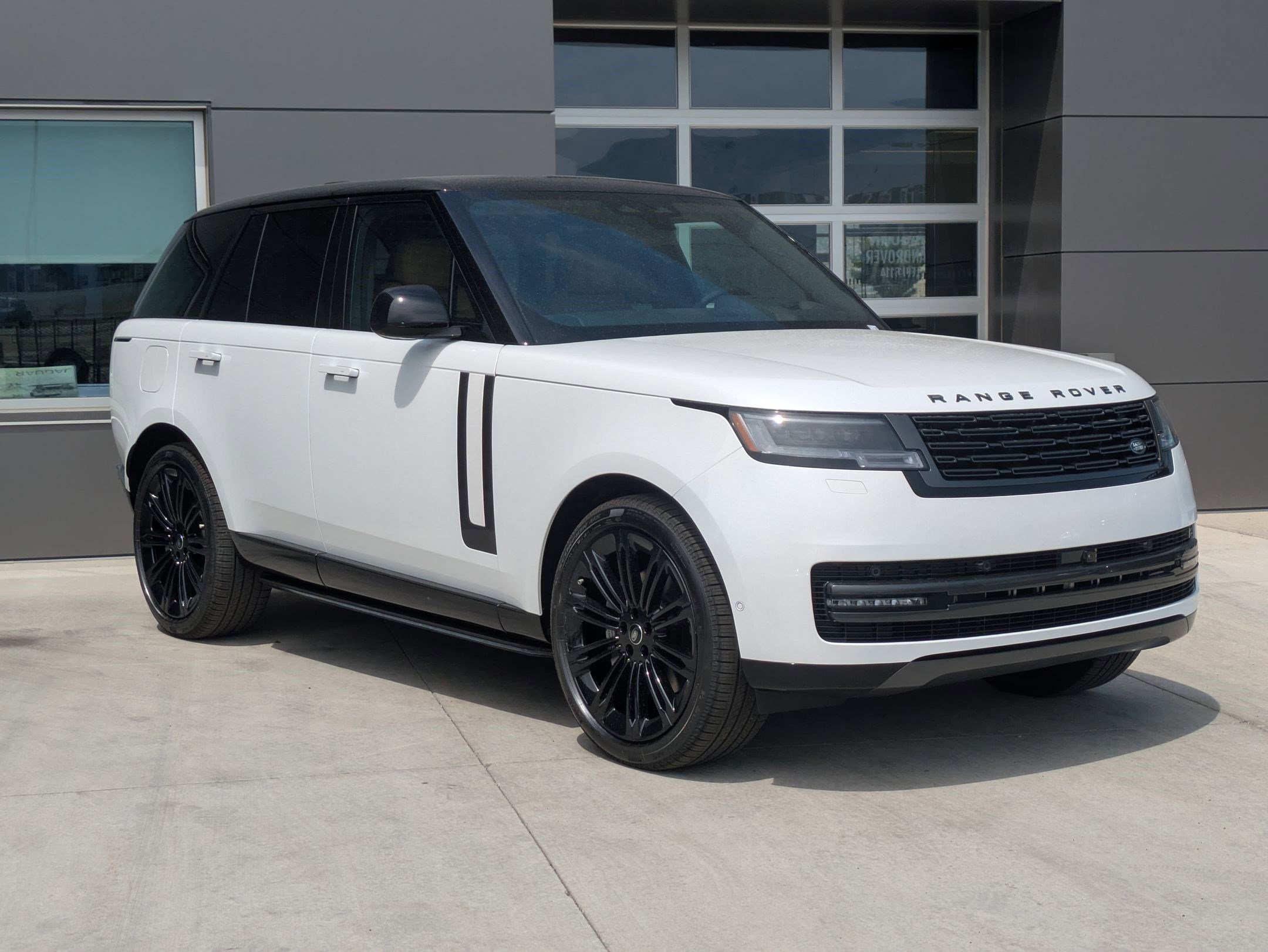 2025 Land Rover Range Rover SE photo 3