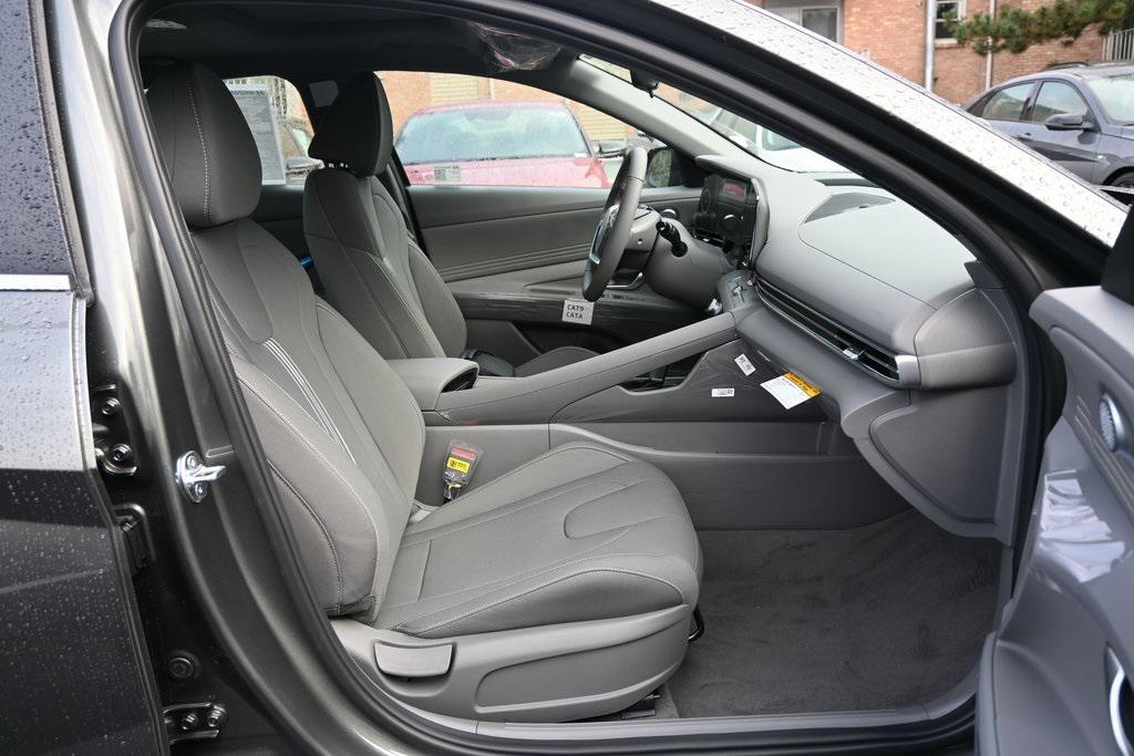 2025 Hyundai Elantra SEL Convenience photo 8