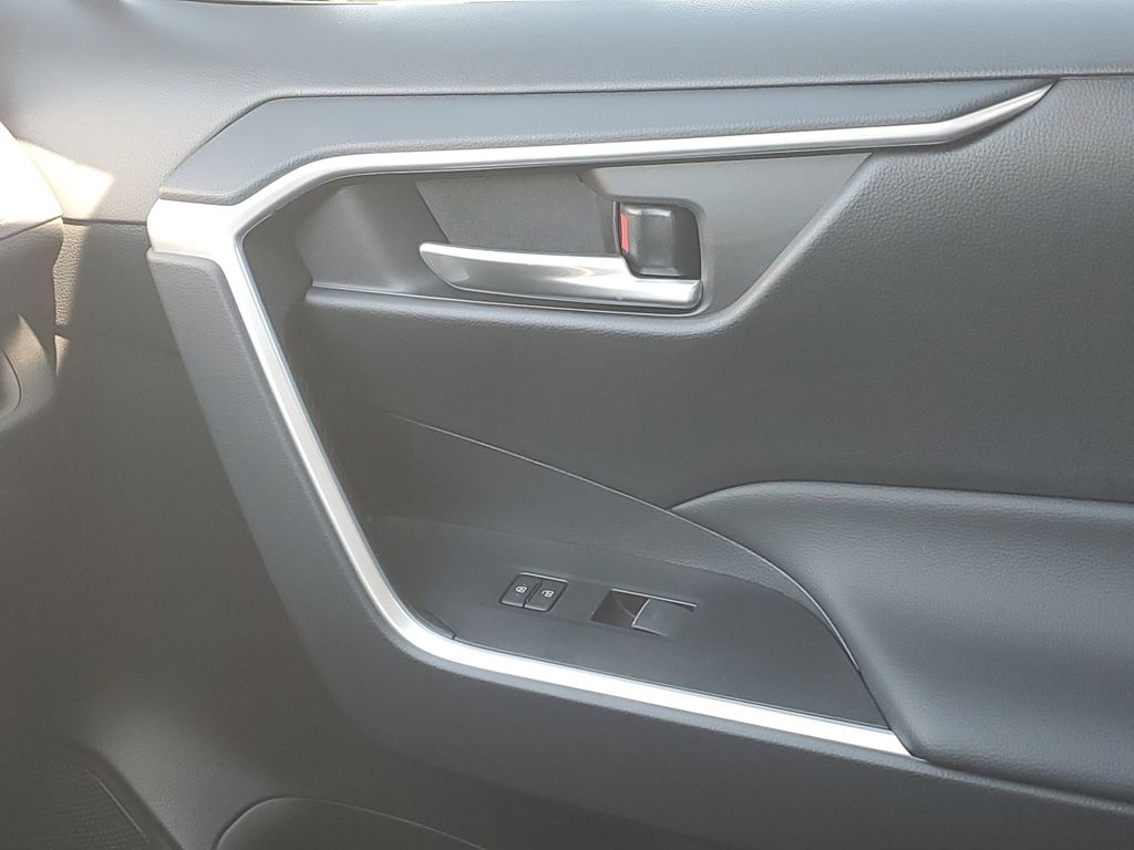 2025 Toyota RAV4 XLE photo 23