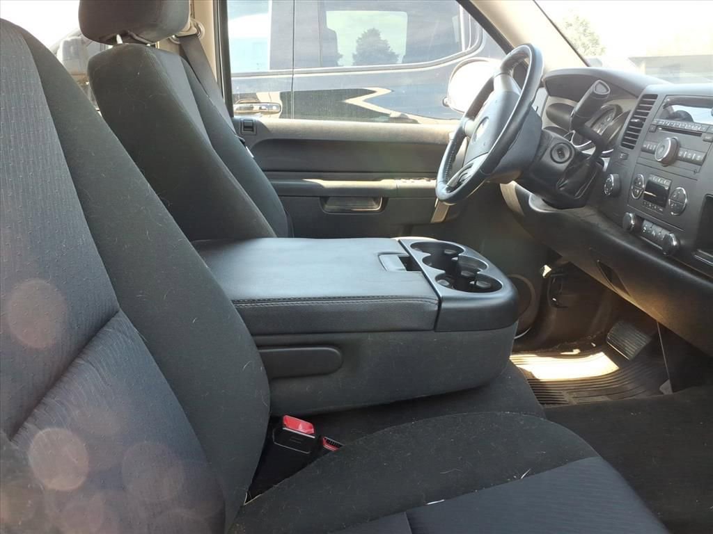 2011 Chevrolet Silverado 1500 LT photo 3