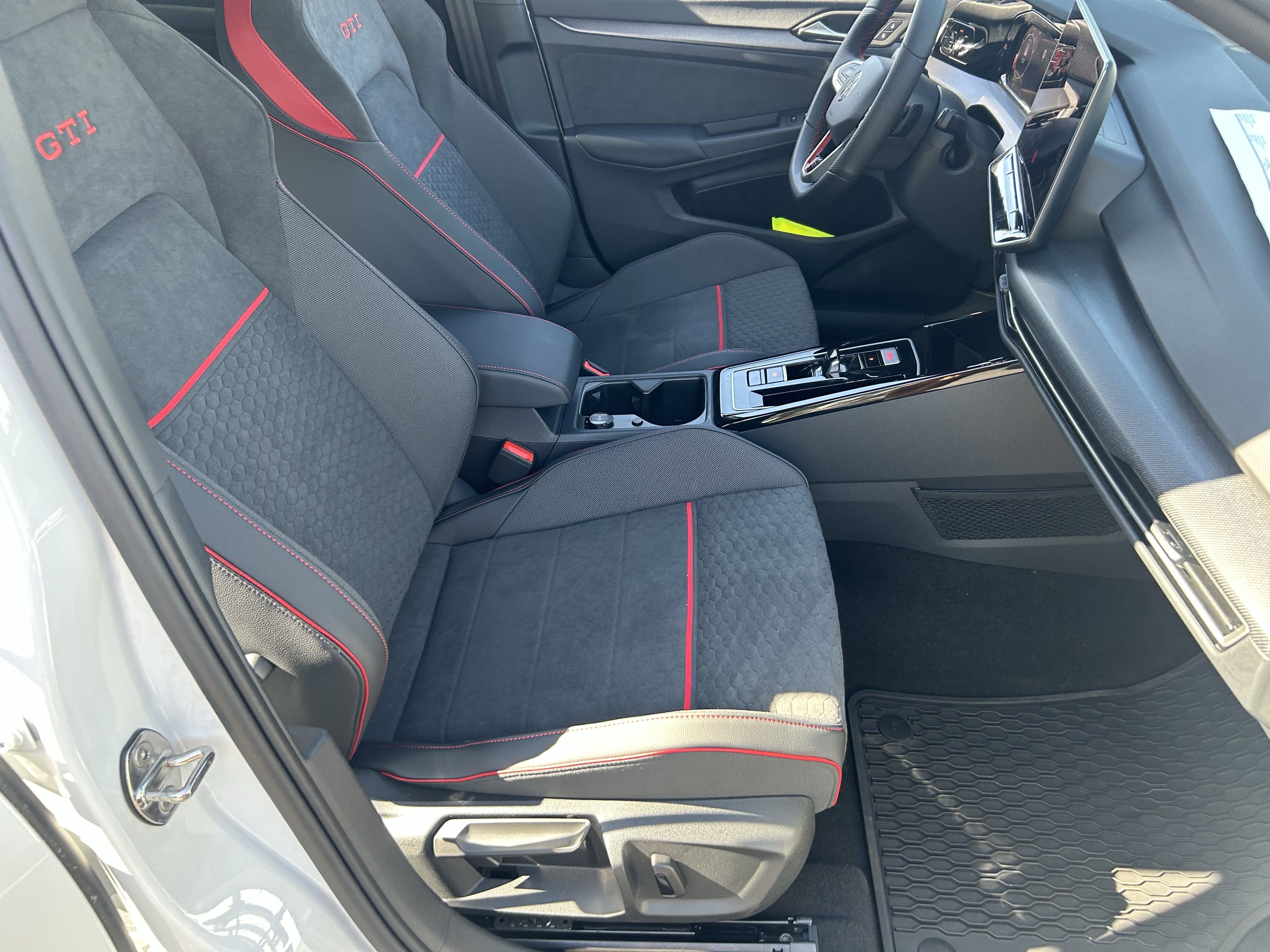 2025 Volkswagen Golf GTI SE photo 3