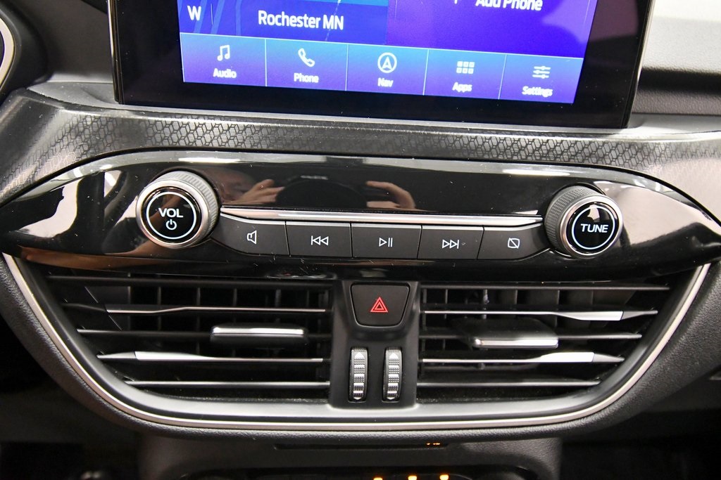 Used 2022 Iconic Silver Metallic Ford SEL image 25