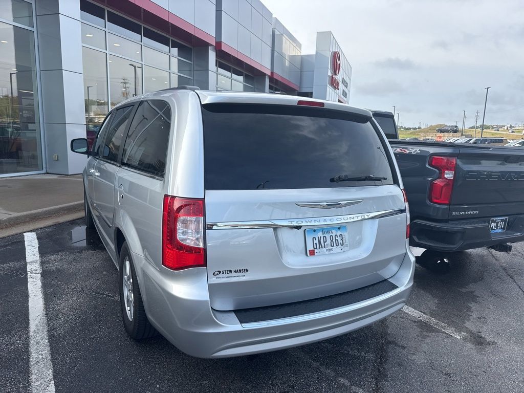 2011 Chrysler Town & Country Touring photo 6