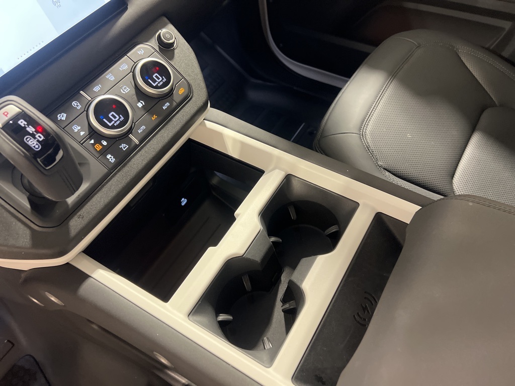 2025 Land Rover Defender 130 S photo 16