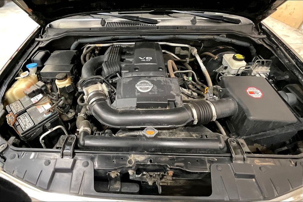2011 Nissan Frontier SV photo 2