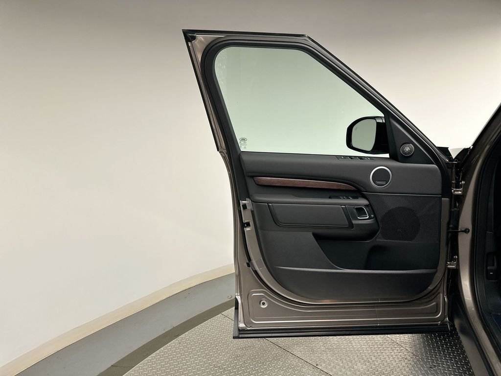 2025 Land Rover Discovery S photo 7