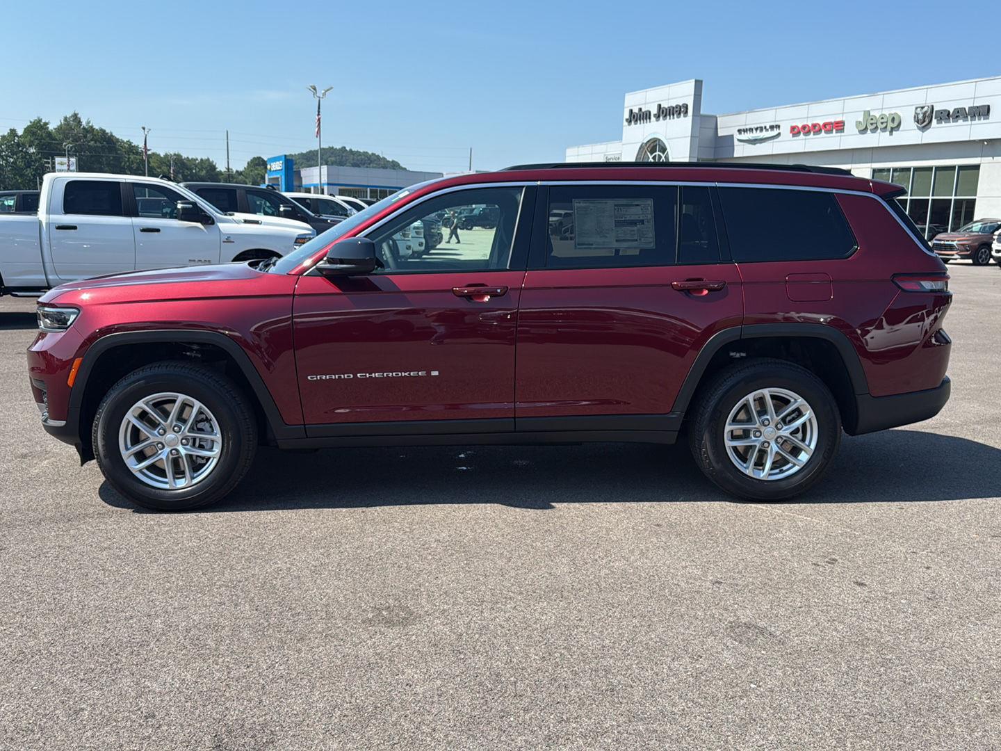 2025 Jeep Grand Cherokee Laredo X photo 2