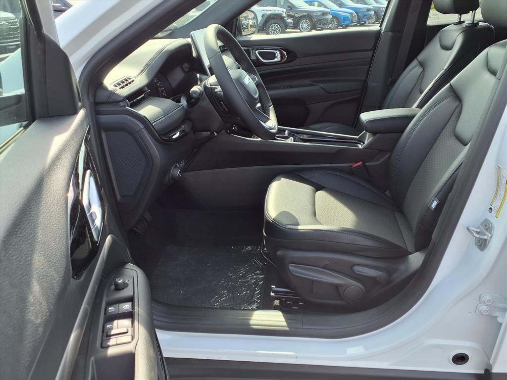 2026 Jeep Compass Latitude Altitude photo 16