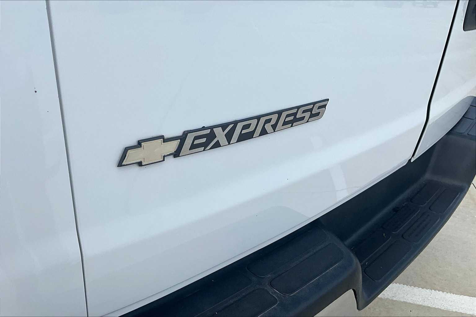 2018 Chevrolet Express Passenger LT photo 28