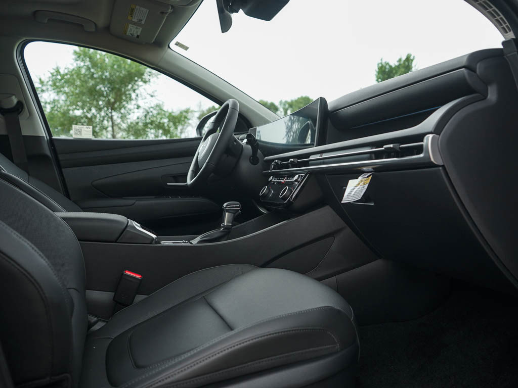 2025 Hyundai Tucson SEL Convenience photo 8