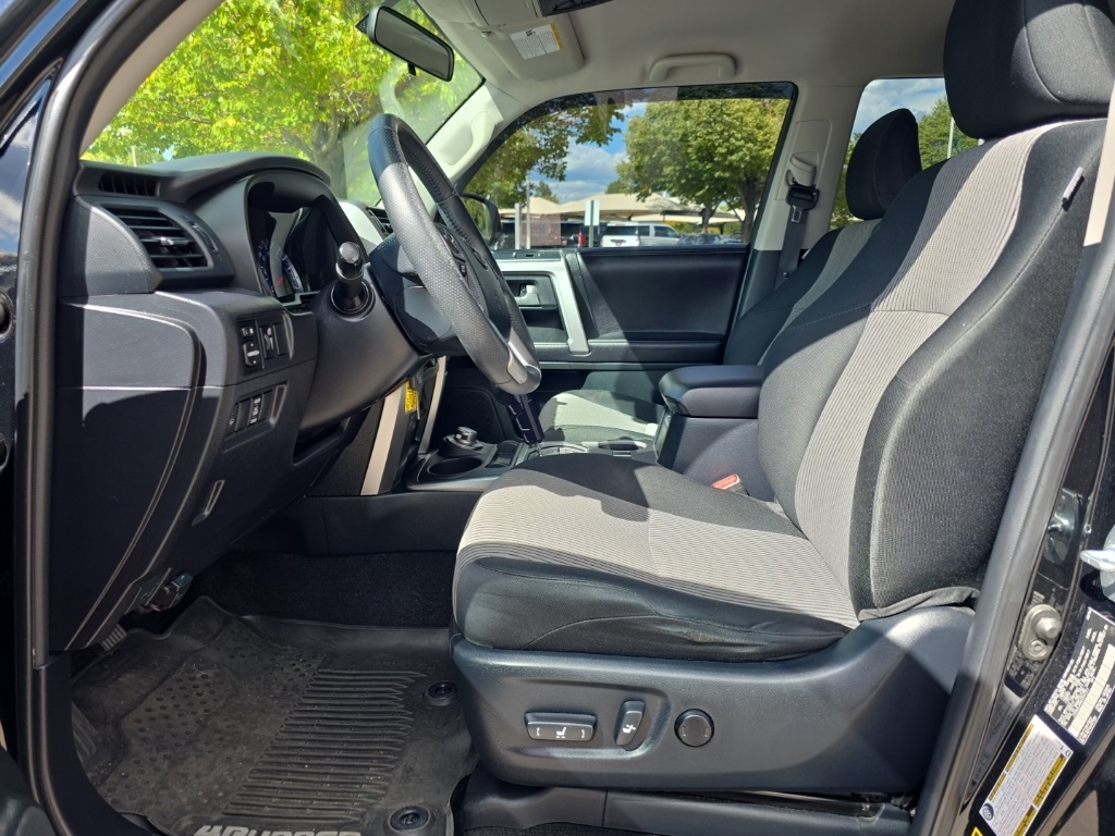 2016 Toyota 4Runner SR5 photo 9