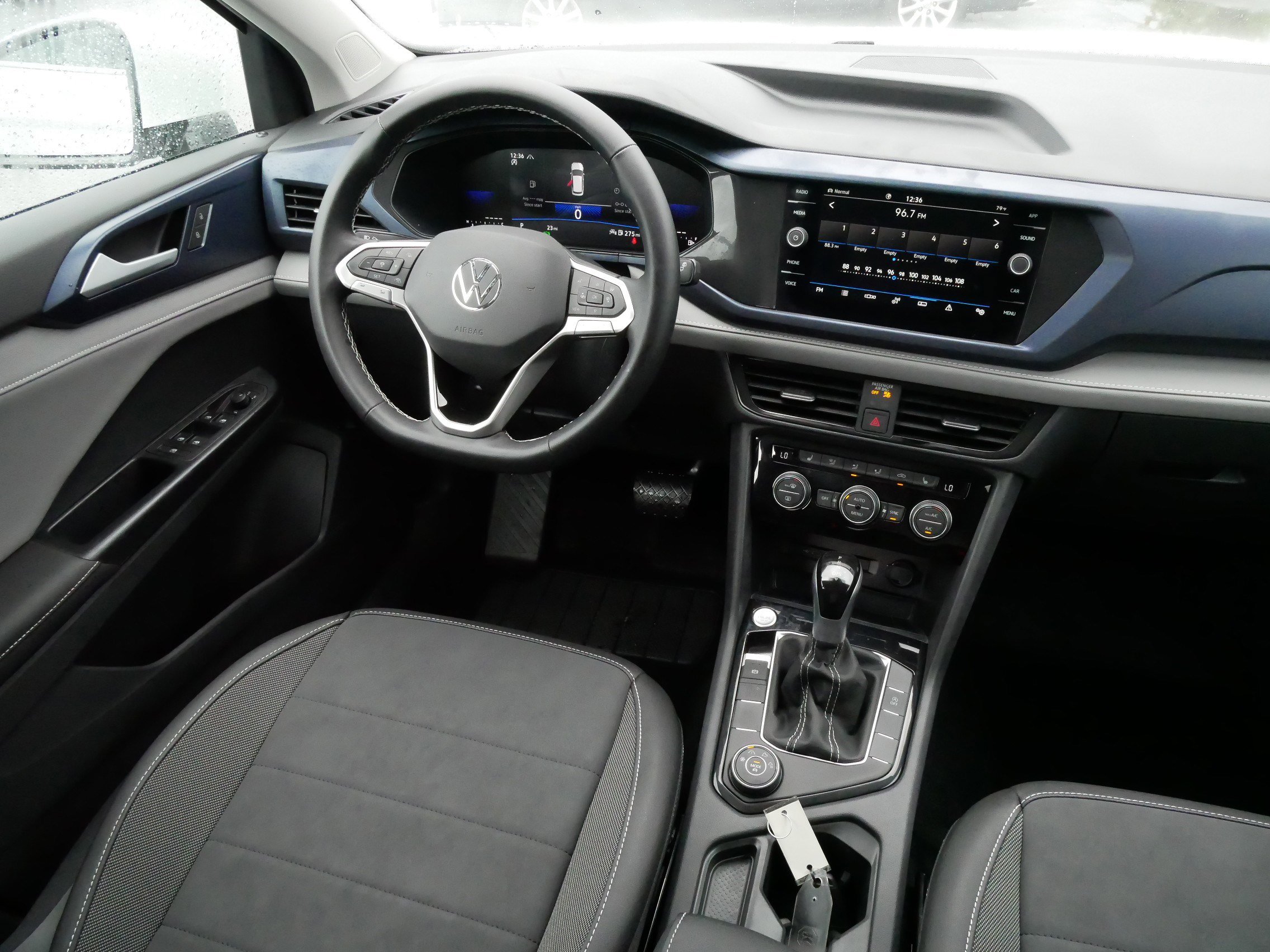 2024 Volkswagen Taos SE photo 9