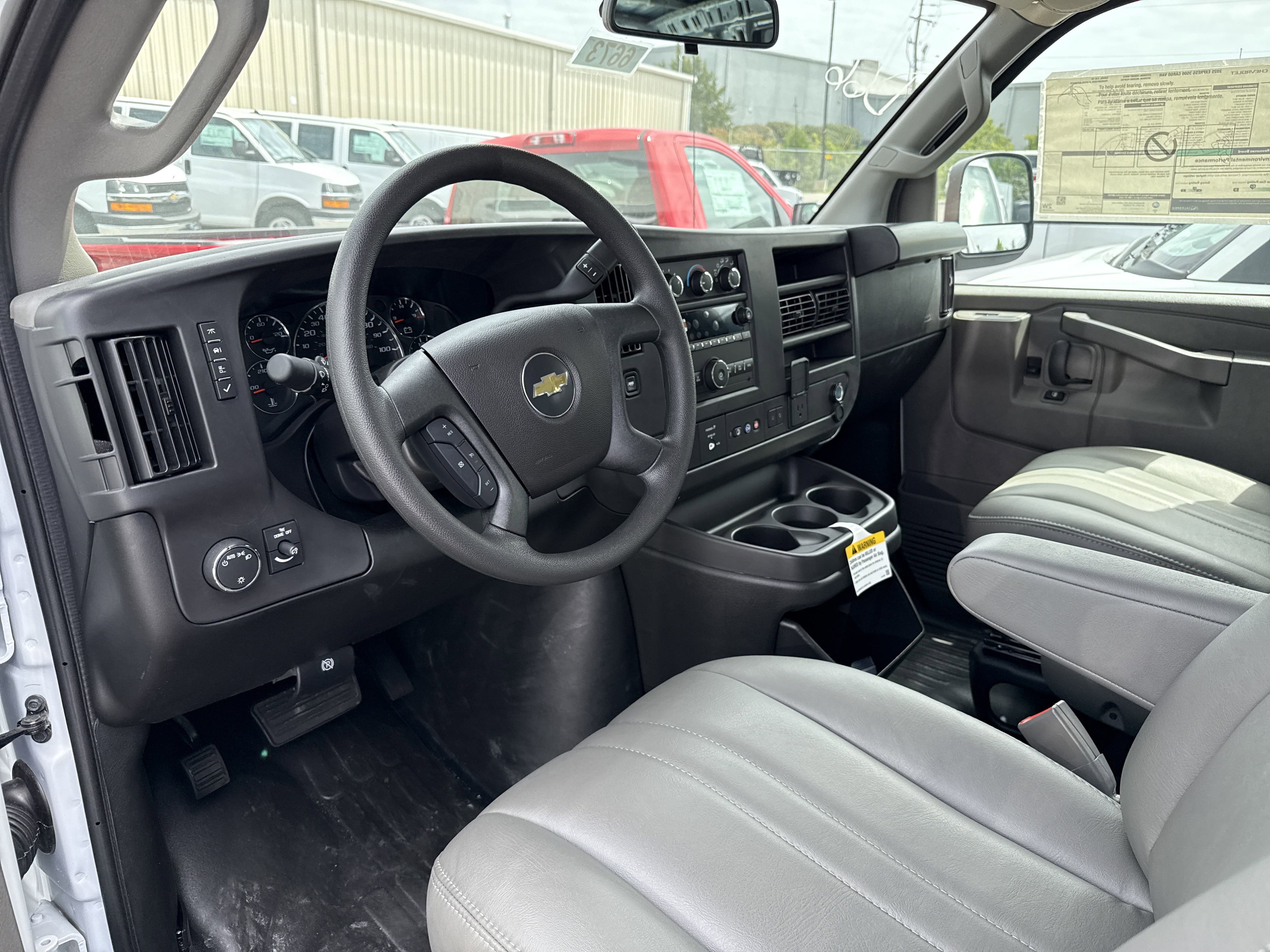 2025 Chevrolet Express Cargo 3500 photo 4