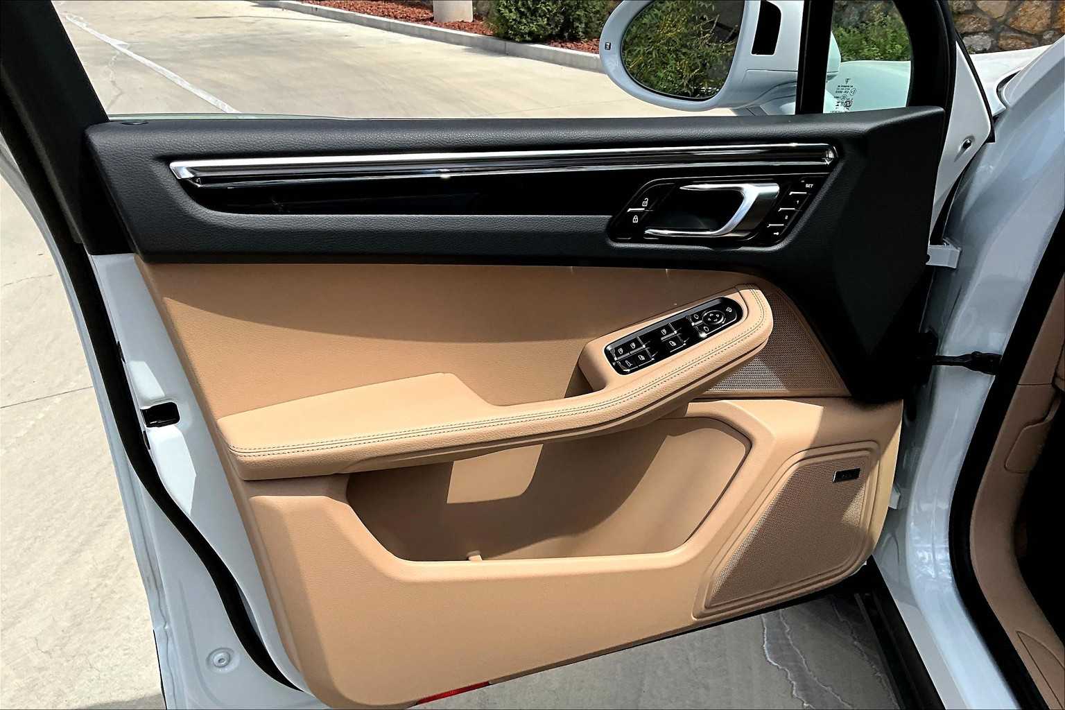 2026 Porsche Macan T photo 19