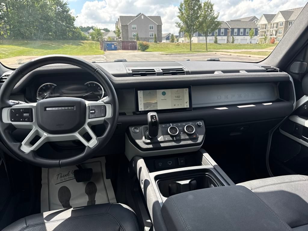 2023 Land Rover Defender 110 SE photo 10