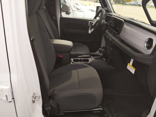 2024 Jeep Wrangler Sahara photo 9