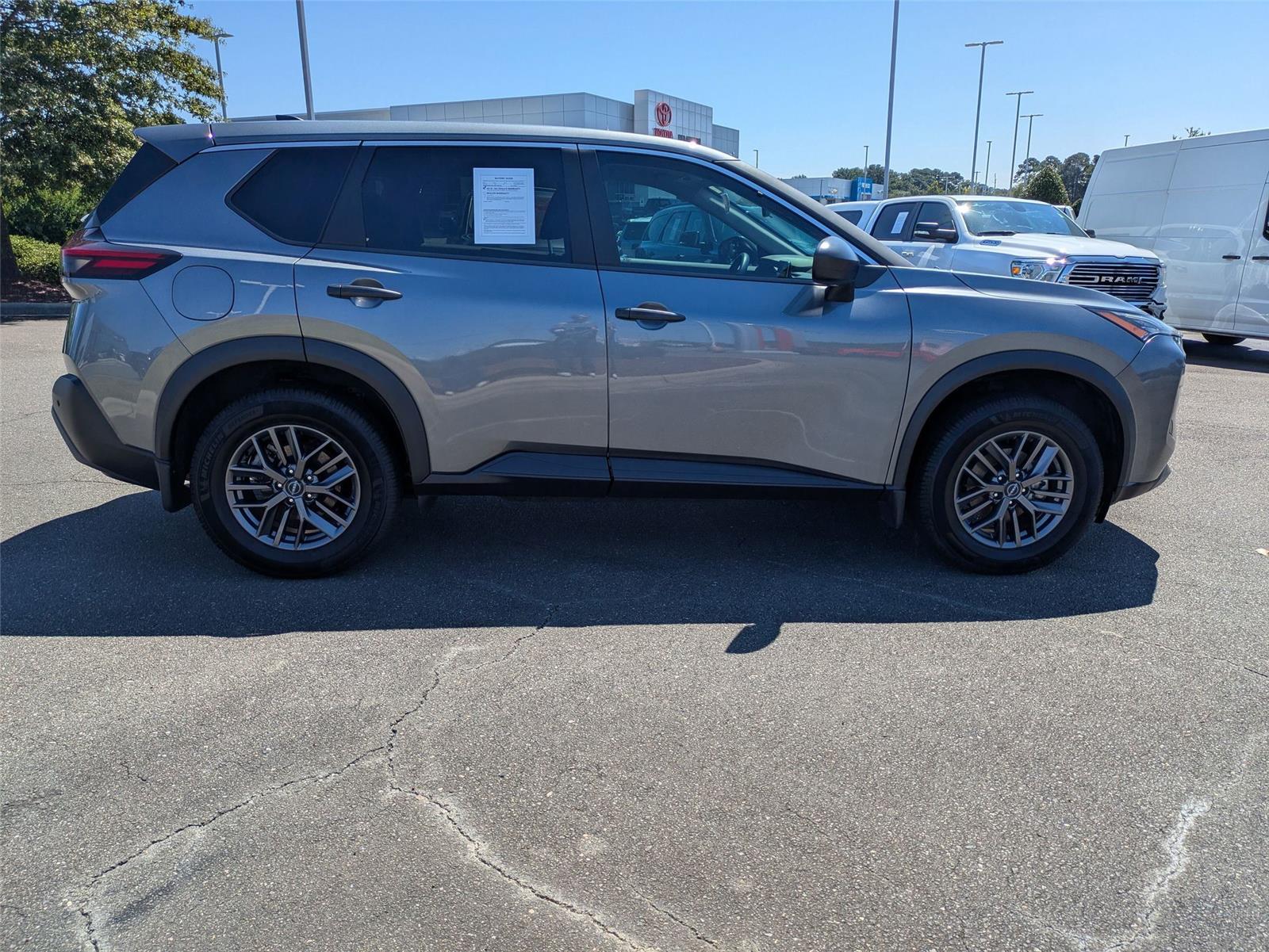 2023 Nissan Rogue S photo 3