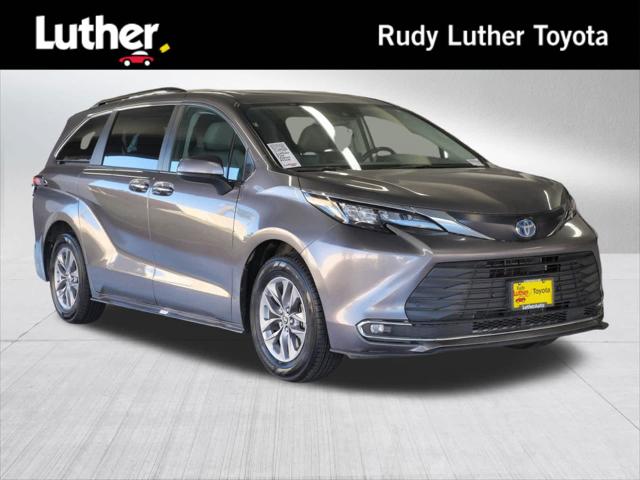 2024 Toyota Sienna XLE's photo