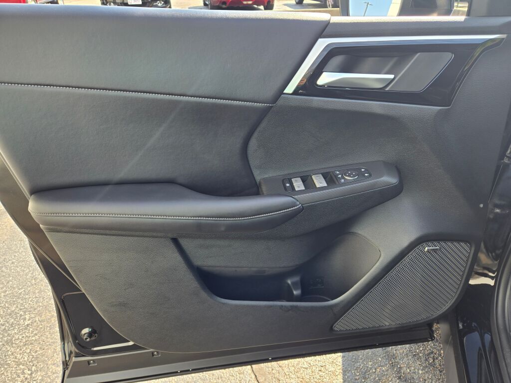 2025 Mitsubishi Outlander SE photo 18