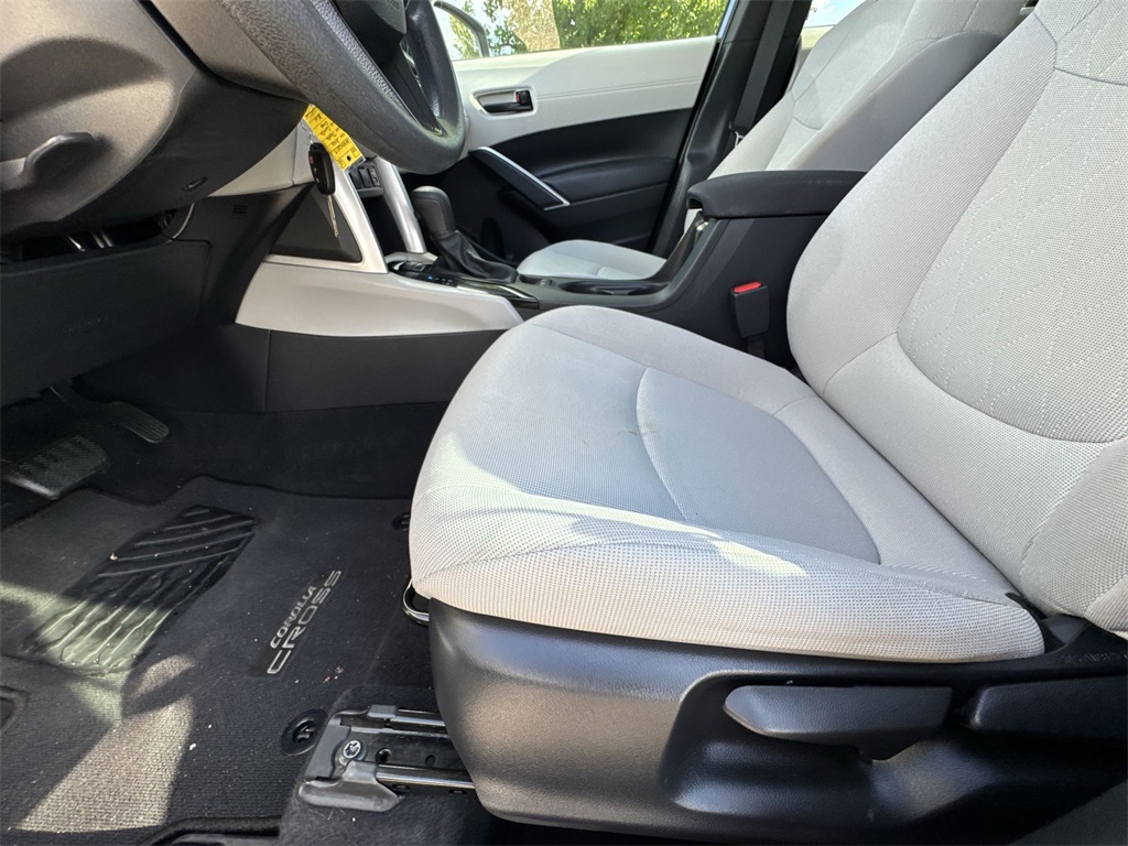 2022 Toyota Corolla Cross L photo 12