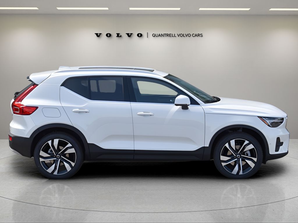 2025 Volvo XC40 photo 3