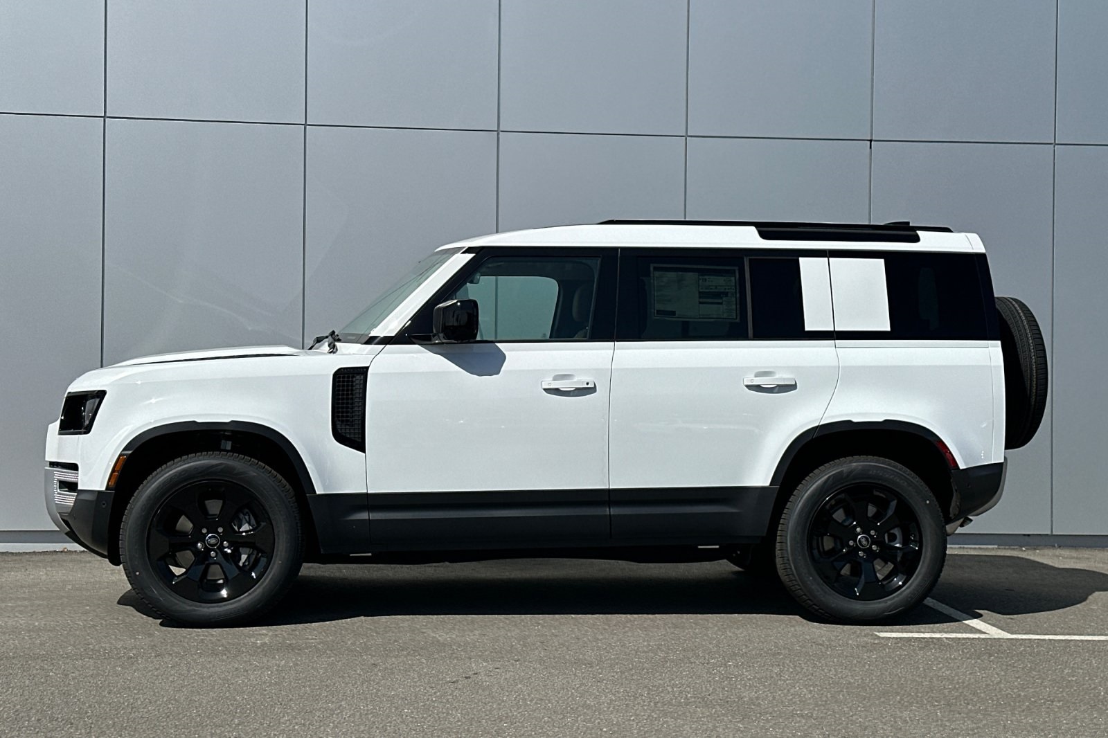 2025 Land Rover Defender 110 S photo 2