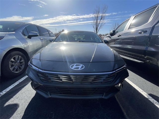 2024 Hyundai Elantra SEL Convenience photo 2