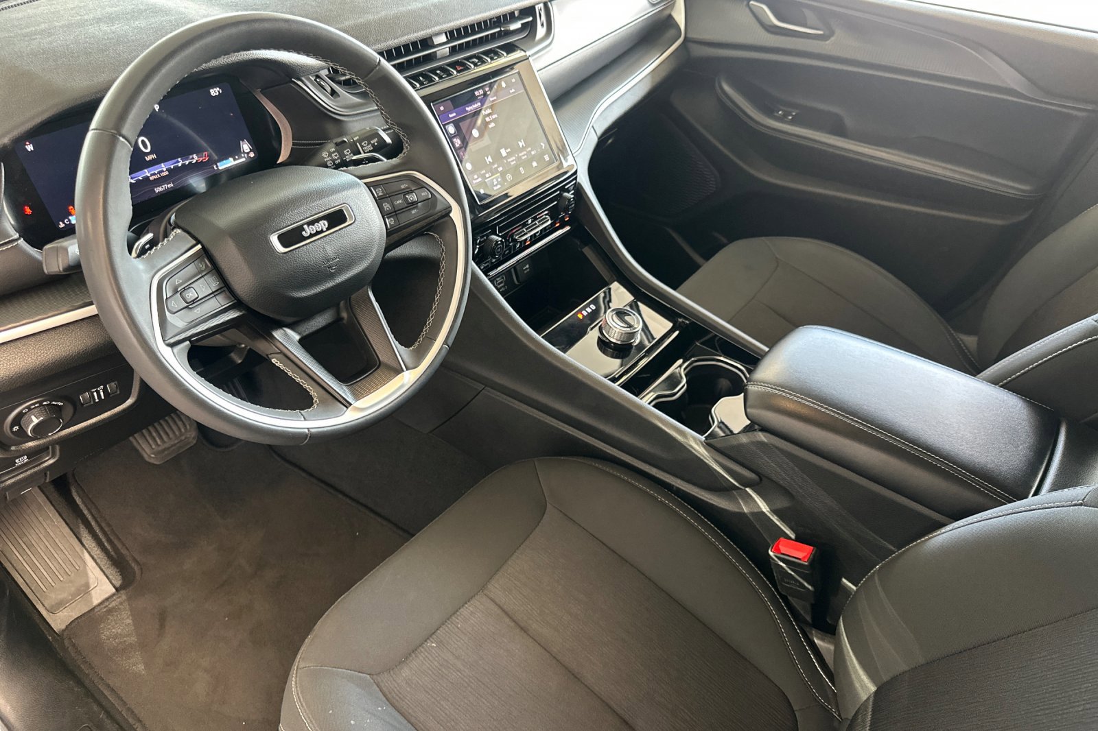 2023 Jeep Grand Cherokee Laredo Sport photo 9
