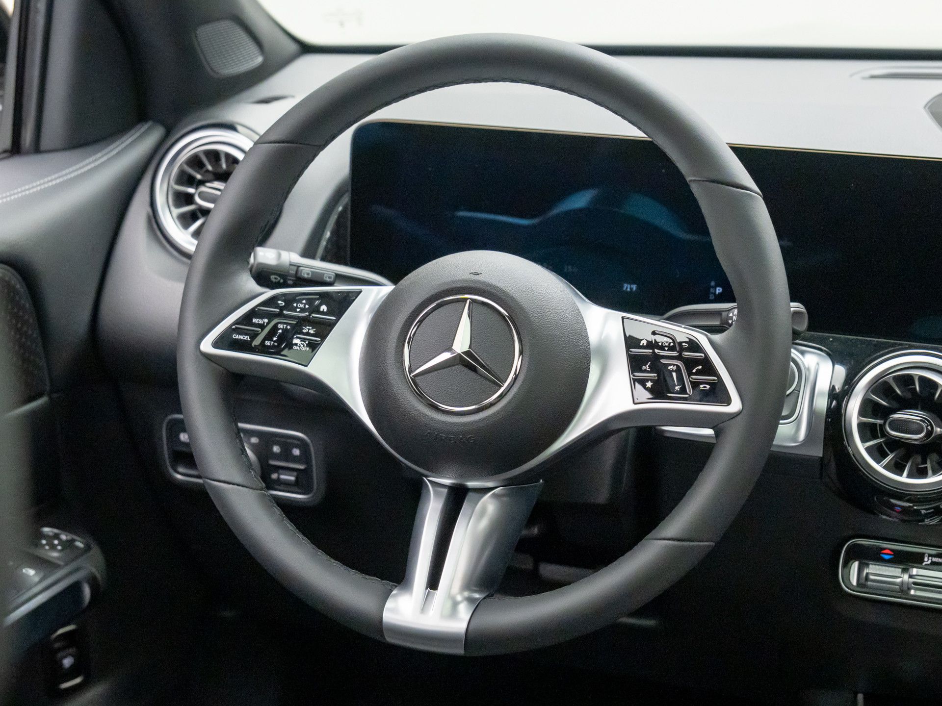 2025 Mercedes Benz GLB 250 4MATIC photo 11