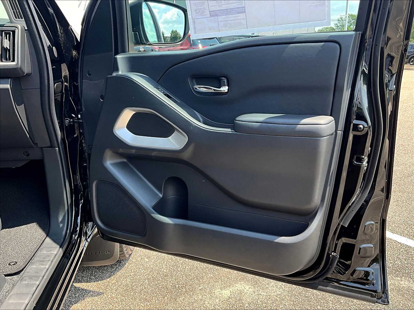 2025 Nissan Frontier SV photo 12