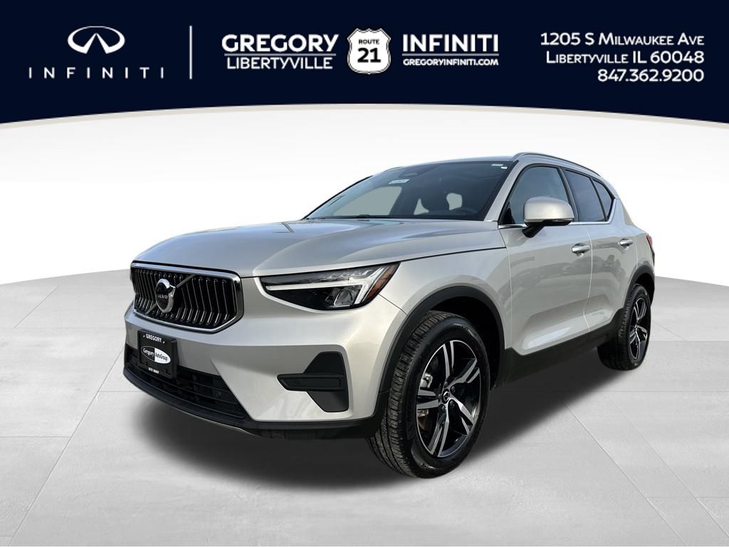 2025 Volvo XC40 Core's photo