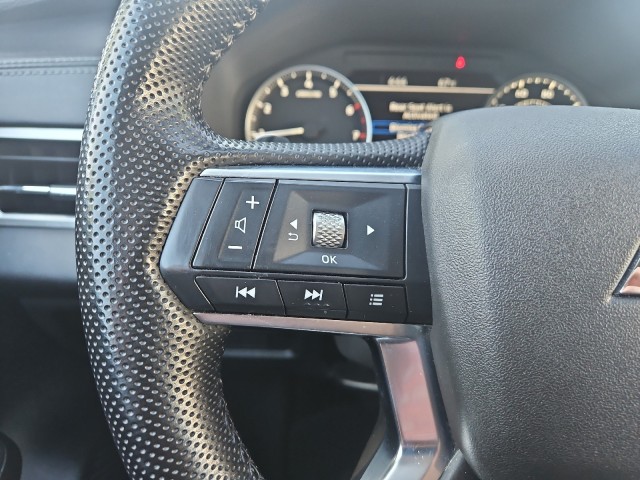 Used 2022 White Diamond Mitsubishi SE image 19