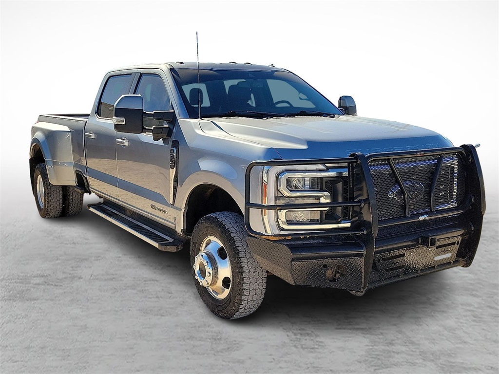 2023 Ford F-350 Super Duty Lariat's photo