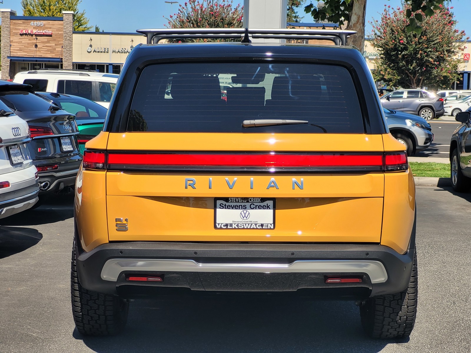 2023 Rivian R1S Adventure photo 4