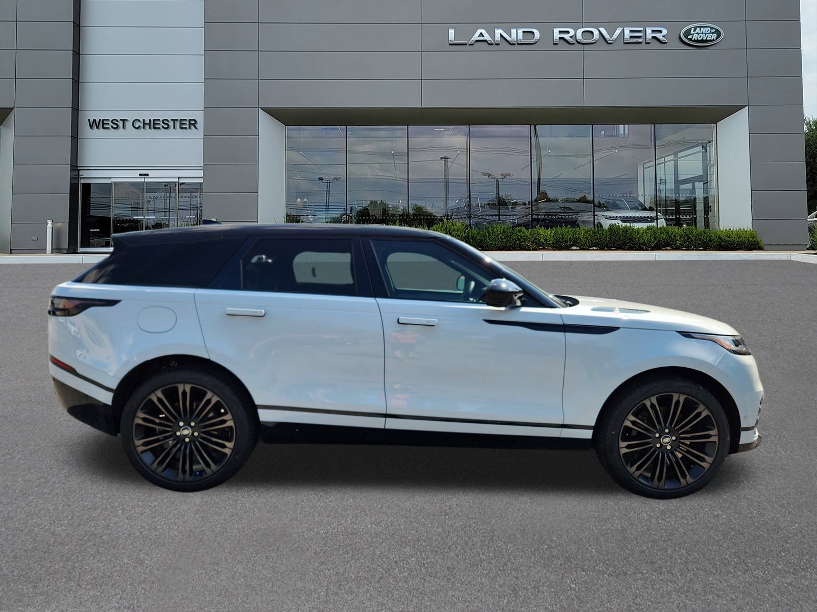 2026 Land Rover Range Rover Velar SE photo 3