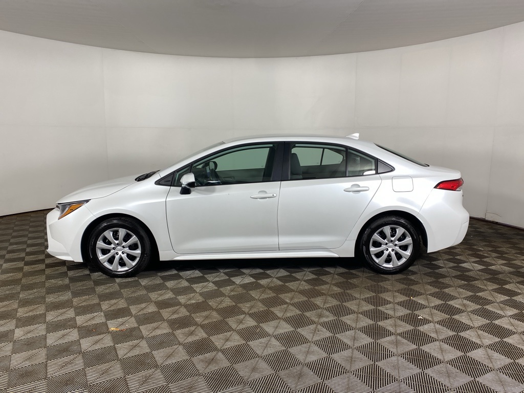 2025 Toyota Corolla LE photo 3