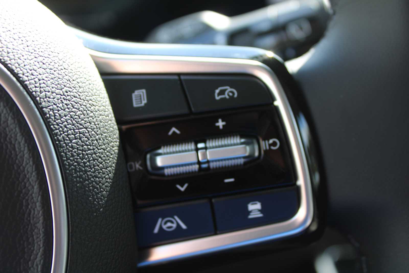 2025 Kia Carnival EX photo 32