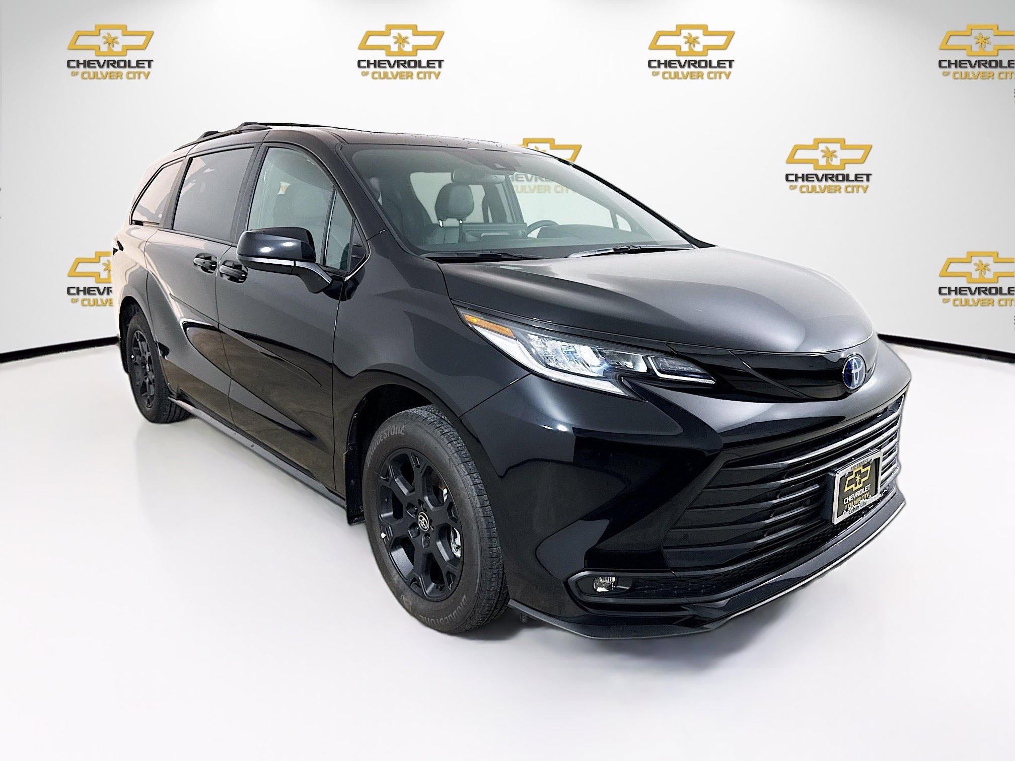 2025 Toyota Sienna Woodland Edition's photo