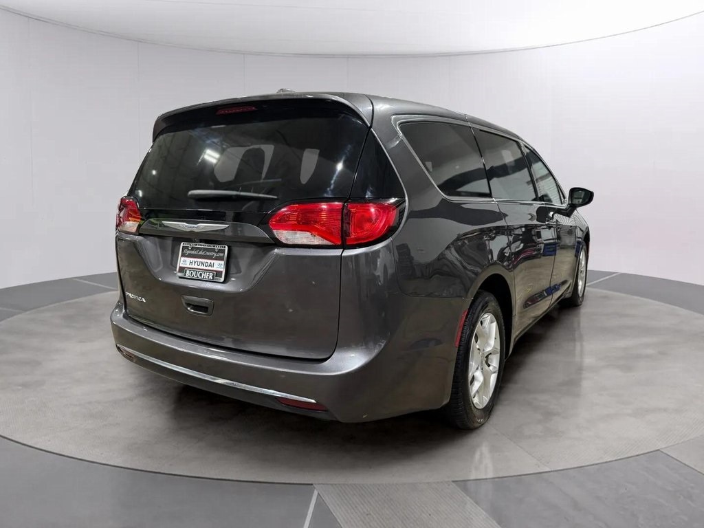 2017 Chrysler Pacifica Touring L photo 3