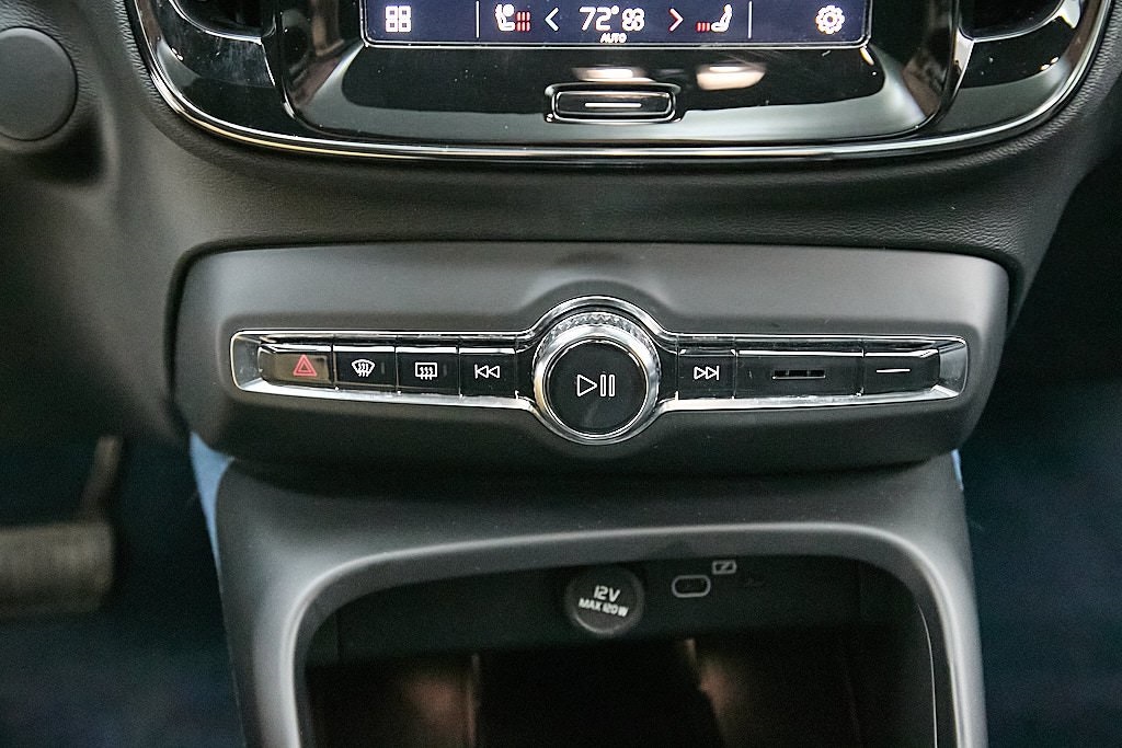 2023 VOLVO XC40 - Image 16