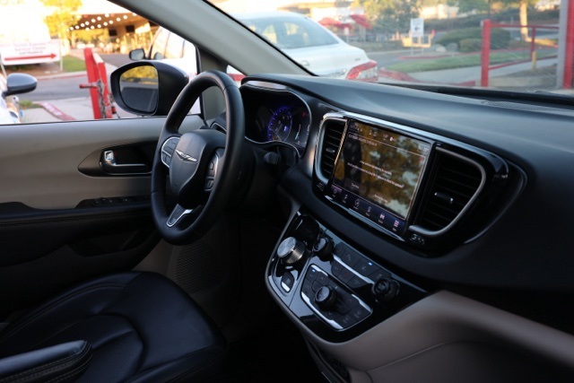 2023 Chrysler Pacifica Touring L photo 17